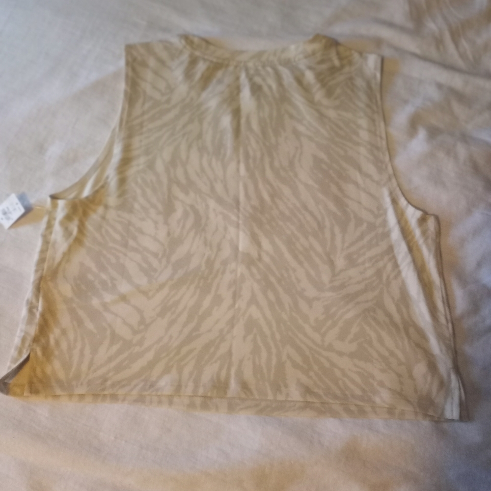 NWT GapFit Crop Top, Athletic Top - Picture 7 of 9